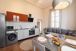 Mikrowelle, Ofen, Herdplatte, Wasserkocher mit Kaffee-/Teezubehör