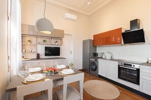 Mikrowelle, Ofen, Herdplatte, Wasserkocher mit Kaffee-/Teezubehör