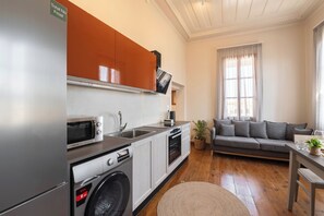 Mikrowelle, Ofen, Herdplatte, Wasserkocher mit Kaffee-/Teezubehör