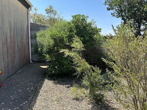 Property grounds - Cozy 2-Room Mezzanine House with Pool, Terrace & Parking, 700m from Beach - Sleeps 4/6 (Fleury-Saint-Pierre-la-Mer)