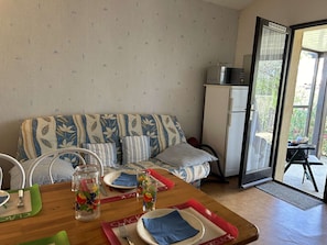 TV - Cozy 2-Room Mezzanine House with Pool, Terrace & Parking, 700m from Beach - Sleeps 4/6 (Fleury-Saint-Pierre-la-Mer)