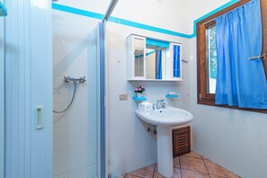 Shower, bidet, towels, soap - Piazzetta La Casa Sul Molo (Loiri Porto San Paolo)