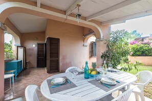 Outdoor dining - Piazzetta La Casa Sul Molo (Loiri Porto San Paolo)