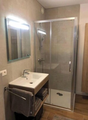 Douche, séchoir à cheveux, serviettes fournies, savon