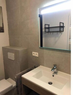 Dusche, Haartrockner, Handtücher, Seife