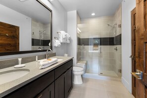 Dusche, Handtücher, Seife, Shampoo