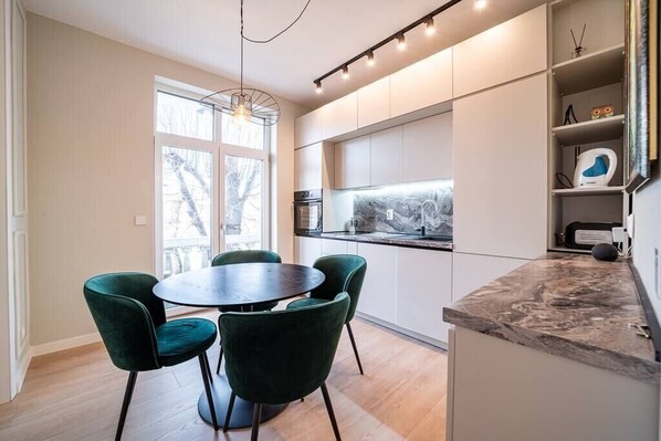 Fridge, microwave, oven, stovetop
