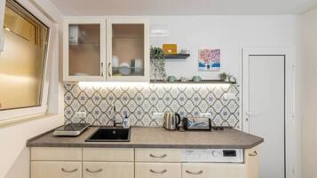 Frigorífico, placa de cocina, cafetera o tetera y tostadora