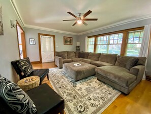 Smart TV, video games, books, computer monitors - Spacious Family Retreat: Game Room ~ Gym ~ Parking (Milwaukee)