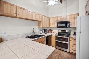 Kjøleskap, mikrobølgeovn, ovn og oppvaskmaskin