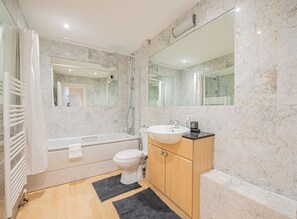 Secador de cabelo, toalhas de banho, sabonete, shampoo