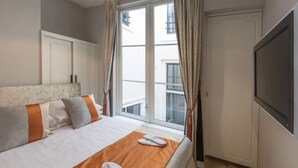 1 soverom, skrivebord, strykejern/-brett og reiseseng for barn