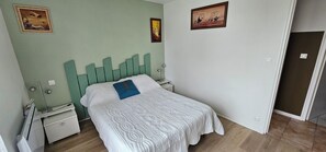 3 室のベッドルーム、アイロン / アイロン台、WiFi、ベッドシーツ