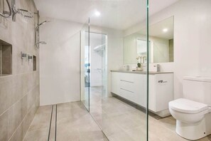 Shower, shampoo