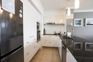 Frigorifero, microonde, forno, piano cottura