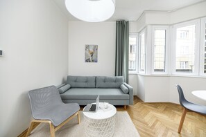 Deluxe Apartment | Living area | 42-inch TV with cable channels - Native Apartments Żuławskiego 8A Deluxe (Kraków)