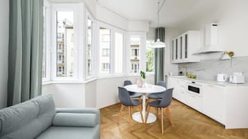 Apartamento Deluxe | Zona de estar | Televisión de 42 pulgadas con canales por cable