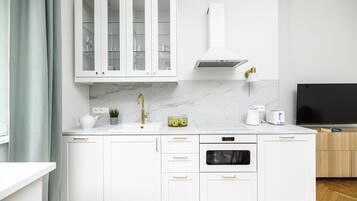 Apartamento luxo | Cozinha privada | Geladeira, fogão, cooktop, cafeteira/chaleira