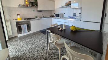 Réfrigérateur, four, cafetiÚre/bouilloire