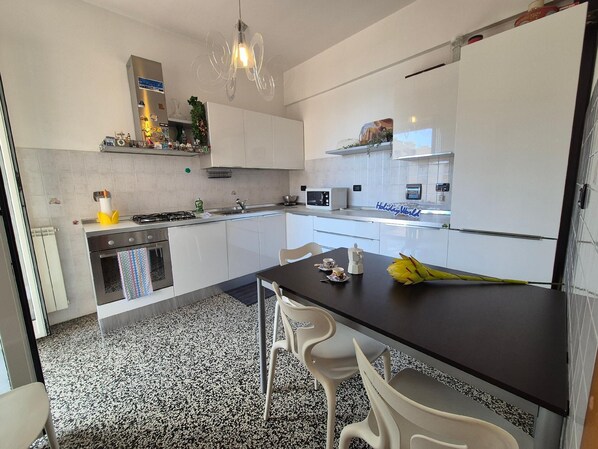 Fridge, oven, coffee/tea maker