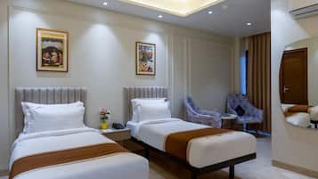 Deluxe Room, Balcony, City View | Egyptian cotton sheets, premium bedding, minibar, in-room safe
