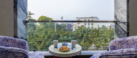 Habitación superior, balcón, vista a la ciudad | Balcón