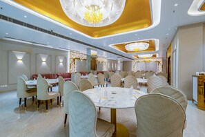 Banquet hall - Aadat Hotel Near Artemis Hospital Gurgaon (Gurugram)