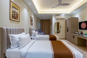Deluxe Room, Balcony, City View | Egyptian cotton sheets, premium bedding, minibar, in-room safe - Aadat Hotel Near Artemis Hospital Gurgaon (Gurugram)