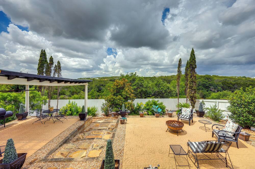San Antonio Home - Outdoor Oasis & Greenbelt Views - Stone Oak, TX