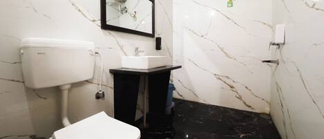 Ein Badezimmer mit Toilette, Waschbecken und Spiegel.