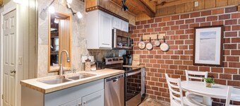 Riverfront Angler's Cabin in Fairhope w/ Deck!