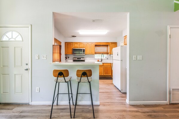 Interior - Mid-century Gainesville Getaway: 3 Mi to UF Campus (Gainesville)
