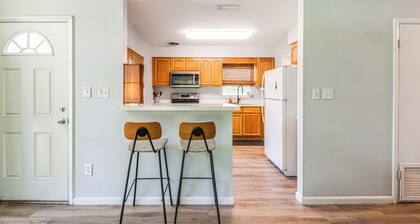 Mid-century Gainesville Getaway: 3 Mi to UF Campus