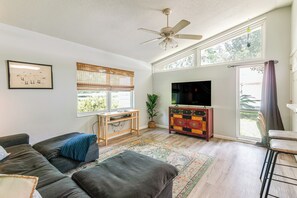 Interior - Mid-century Gainesville Getaway: 3 Mi to UF Campus (Gainesville)