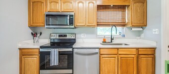 Mid-century Gainesville Getaway: 3 Mi to UF Campus