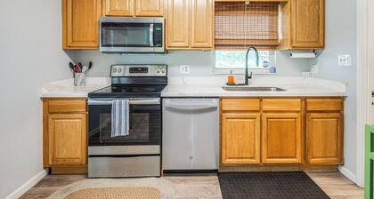 Mid-century Gainesville Getaway: 3 Mi to UF Campus