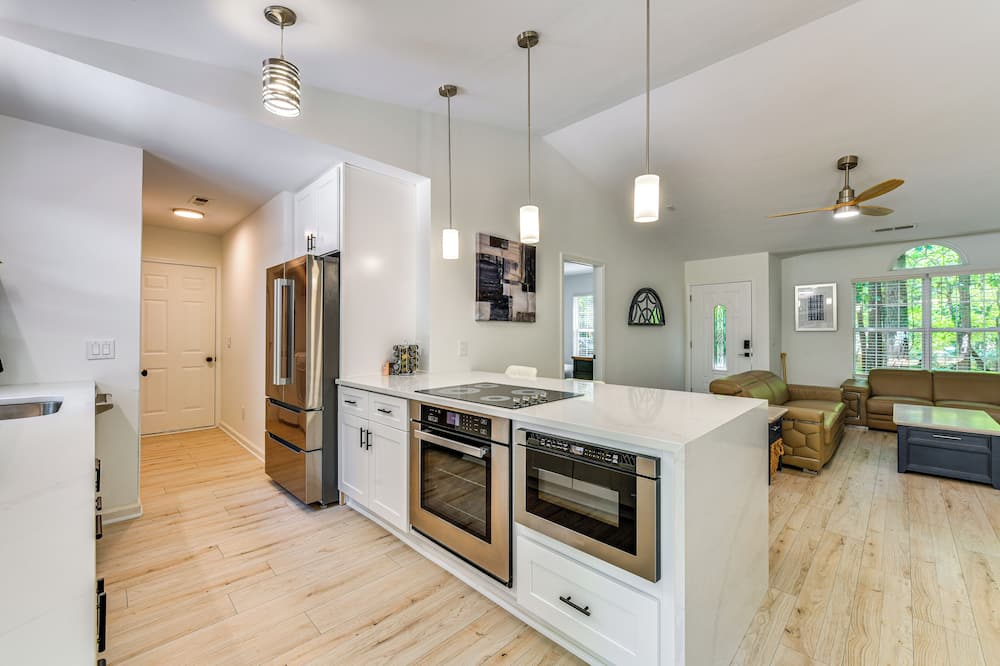 Mooresville Retreat w/ Patio, 1 Mi to Lake Norman! - Troutman, NC