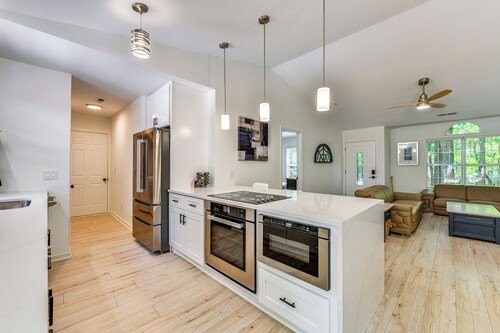 Mooresville Retreat w/ Patio, 1 Mi to Lake Norman!