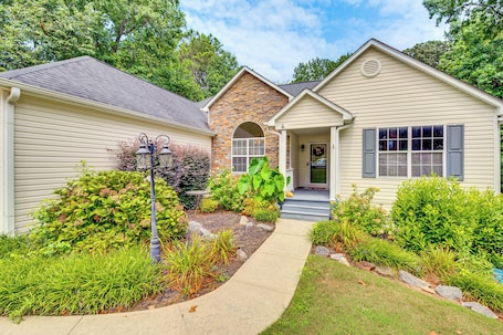 Game Room & Peaceful Deck: Dacula Family Home