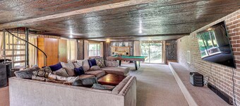 Lakeside Hot Springs Retreat w/ Pool Table!