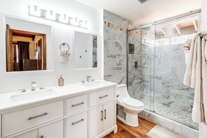 House (5 Bedrooms) | Interior - Hot Tub & Mountain Views: Spacious Home in Sedona (Sedona)