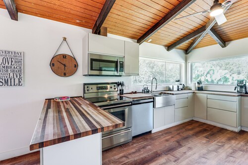 Hot Tub & Mountain Views: Spacious Home in Sedona