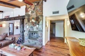 House (5 Bedrooms) | Interior - Hot Tub & Mountain Views: Spacious Home in Sedona (Sedona)