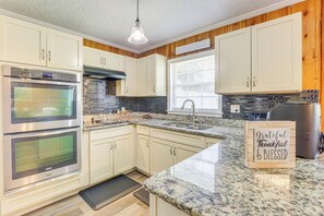 House (4 Bedrooms) | Interior - Inviting Jacksonville Home < Half Mi to University (Jacksonville)