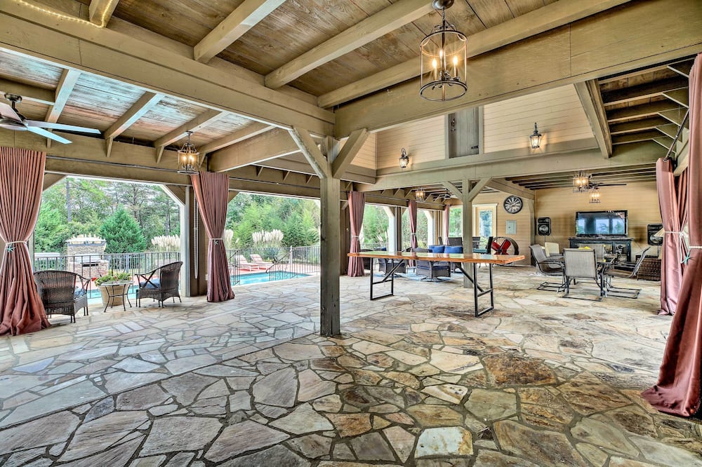 Lake Allatoona Area Studio w/ 2 Decks & Farm Views - Lake Arrowhead, GA