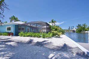 Exterior - 🦩Canal Front Home with Covered, Private Pool-Flamingo Bay🦩 (Fort Myers Beach)