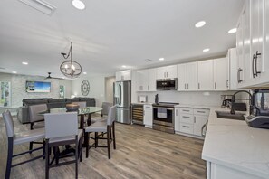 Fridge, microwave, oven, stovetop - 🦩Canal Front Home with Covered, Private Pool-Flamingo Bay🦩 (Fort Myers Beach)