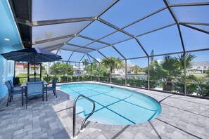 Pool - 🦩Canal Front Home with Covered, Private Pool-Flamingo Bay🦩 (Fort Myers Beach)