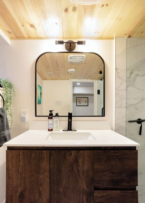 Amenidades de baño ecológicas, secadora de cabello, toallas, jabón 