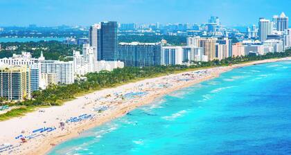 Luxury Tropical Living - 4BR w Backyard Pool Oasis